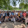 Para sopir angkot berfoto bersama Paslon Badami dan timnya di area Terminal angkota Kota Banjar, Jumat 8 November 2024. (Cecep Herdi/Jabar Ekspres)