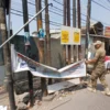 Petugas Satpol PP saat Menertibkan APK yang terpasang di Sejumlah Titik Terlarang (Jabar Ekspres)