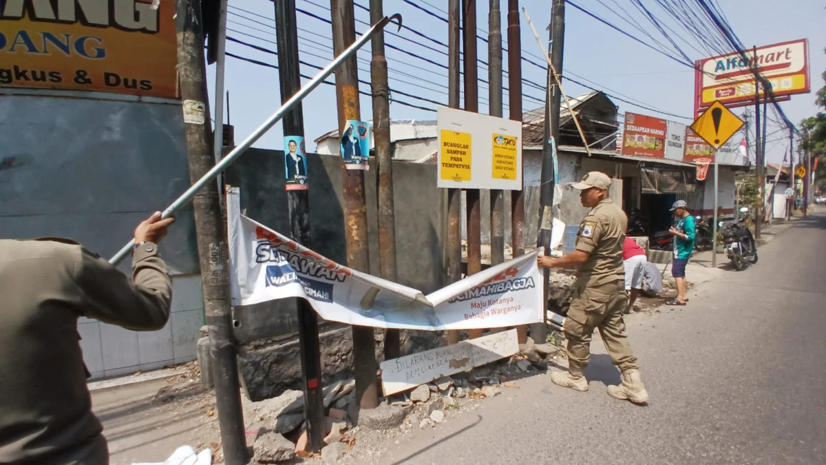 Banyak APK di Cimahi Langgar Perda K3, Satpol PP Siap Tindaklanjuti! Petugas Satpol PP saat Menertibkan APK yang terpasang di Sejumlah Titik Terlarang (Jabar Ekspres)