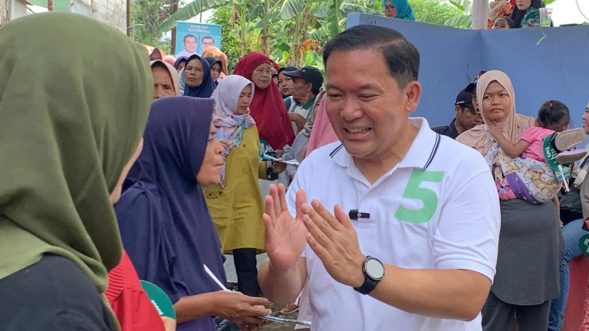 Warga Pasirkuda Kota Bogor Sebut Sangat Ngefans dengan Dokter Rayendra Calon Wali Kota Bogor, Nomor Urut 5, Dokter Reyendra saat menyapa warga Kelurahan Pasirkuda, Kecamatan Bogor Barat. (Yudha Prananda / Jabar Ekspres)