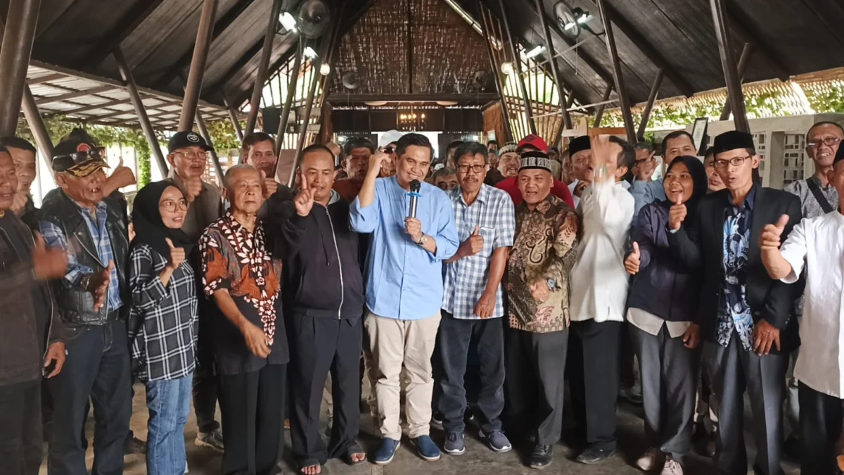 Ratusan Alumni Panwaslu Kabupaten Bandung Deklarasi Dukung Sahrul - Gun Gun Ratusan alumni Panitia Pengawas Pemilu Kabupaten Bandung angkatan tahun 1999 - 2020, mendeklarasikan diri mendukung pasangan calon Bupati dan Wakil Bupati Bandung nomor urut 1, Sahrul Gunawan - Gun Gun Gunawan.