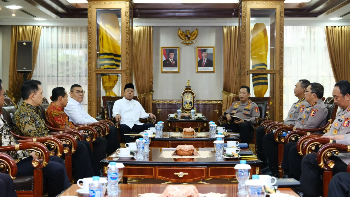 Kunjungi Kapolri, Menteri Nusron Perkuat Kerja Sama untuk Berantas Mafia Tanah Menteri Agraria dan Tata Ruang/Kepala Badan Pertanahan Nasional (ATR/BPN), Nusron Wahid bersama Wakil Menteri ATR/Wakil Kepala BPN, Ossy Dermawan mengunjungi Kepala Kepolisian Republik Indonesia (Kapolri), Listyo Sigit Prabowo di Mabes Polri, Jakarta, Jumat (08/11/2024).