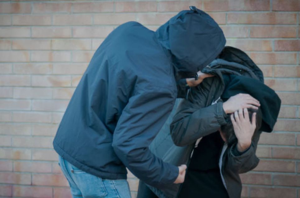 Aksi Tawuran Pelajar di Bandung Barat Berhasil Digagalkan Kepolisian Ilustrasi aksi tawuran antar pelajar di Bandung Barat berhasil digagalkan aparat kepolisian. Dok istockphoto