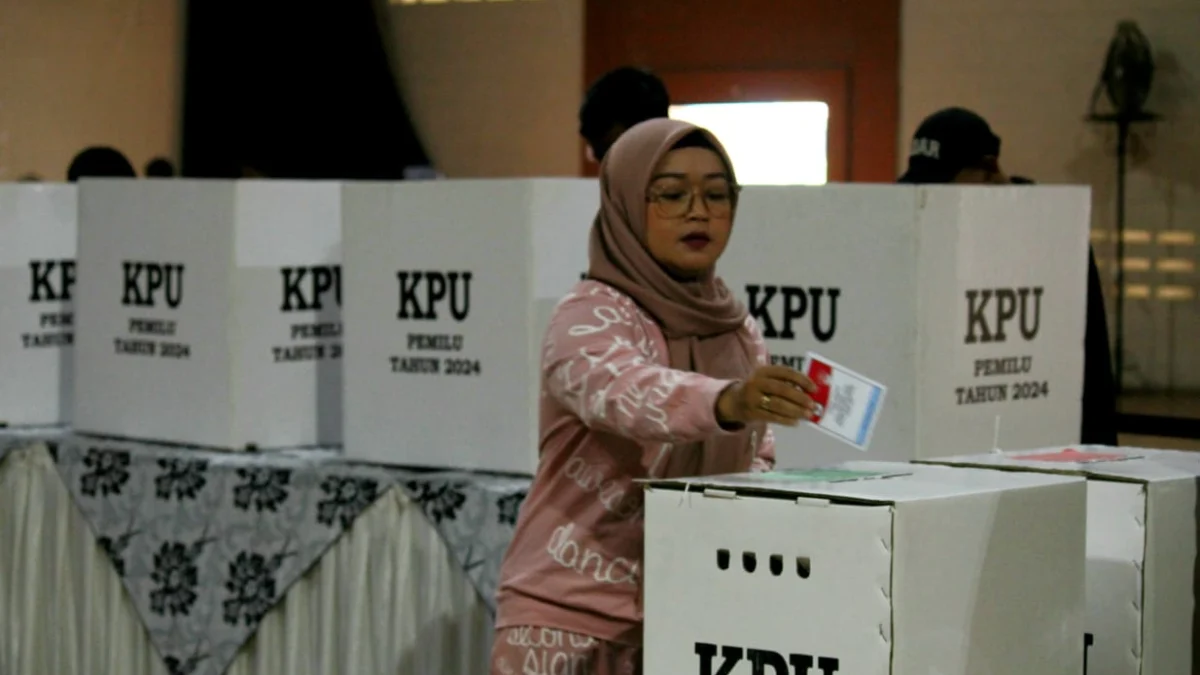 KPU Kota Bandung Simulasikan Pemungutan Suara, Pemilih Pemula Masih Butuh Sosialisasi Pemilih saat mengikuti simulasi pemungutan suara, di Kota Bandung, Minggu (10/11)
