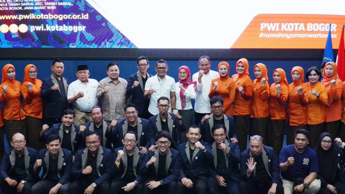 Jajaran Pengurus PWI dan IKWI Kota Bogor periode 2024-2027 usai dilantik di Gedung Perpustakaan, Kota Bogor. (Foto: Dok.PWI Kota Bogor)