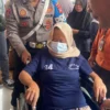 Jual Ribuan Sembako Kedaluwarsa, Ibu Paruh Baya di Kabupaten Bandung Berhasil Diamankan Kepolisian Resor Kota (Polresta) Bandung berhasil menggagalkan ribuan produksi sembako kadaluarsa yang dilakukan oleh tersangka N (52) warga Ciparay, Kabupaten Bandung. Foto Agi