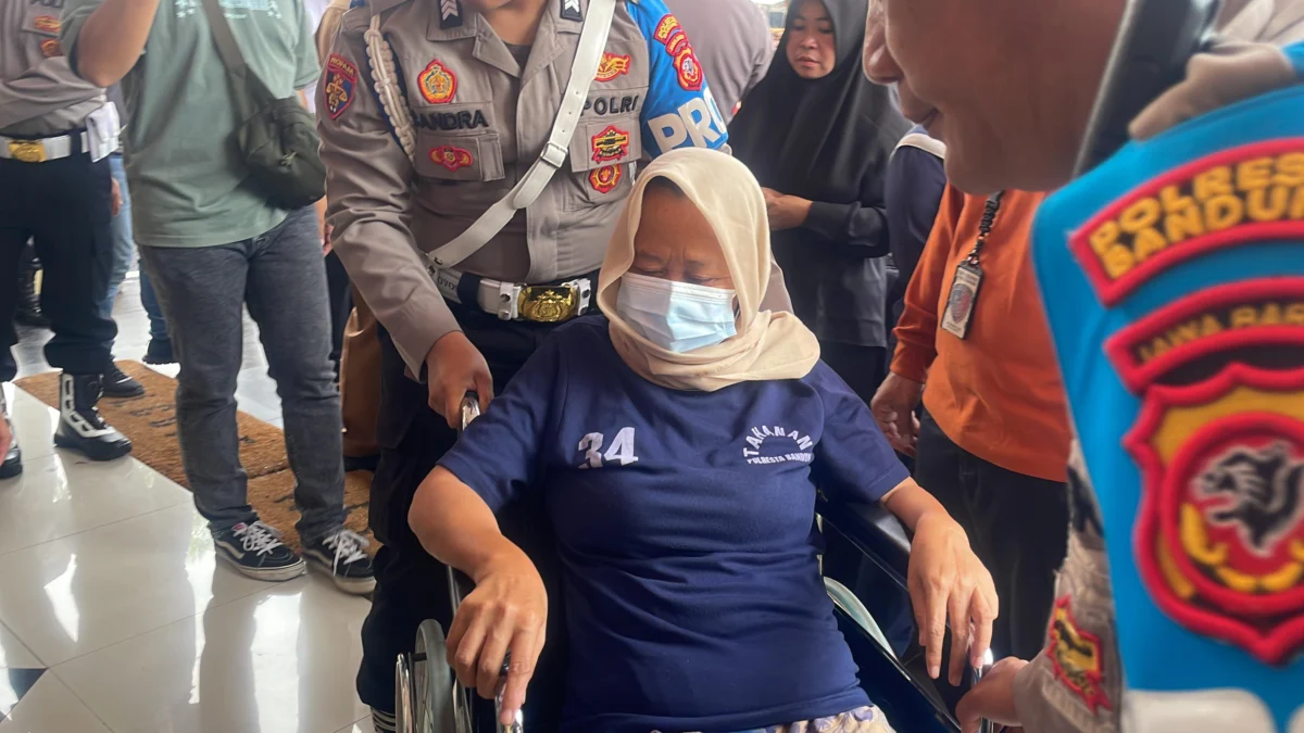 Jual Ribuan Sembako Kedaluwarsa, Ibu Paruh Baya di Kabupaten Bandung Berhasil Diamankan Kepolisian Resor Kota (Polresta) Bandung berhasil menggagalkan ribuan produksi sembako kadaluarsa yang dilakukan oleh tersangka N (52) warga Ciparay, Kabupaten Bandung. Foto Agi