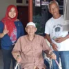Perwakilan Tim Pemenangan Pasangan Calon Wali Kota dan Wakil Wali Kota Bogor, Sendi Fardiansyah dan Mello Darsa saat memberikan bantuan kursi roda kepada warga di Kampung Sawah Baru, Balumbang Jaya, Kecamatan Bogor Barat. (Foto: Istimewa)