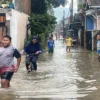 Aktifitas Warga Komplek Cingcin Permata Indah (CPI), Desa Gandasari, Kecamatan Katapang, Kabupaten Bandung usai banjir menerjang komplek tersebut pada Senin (11/11). Foto Agi