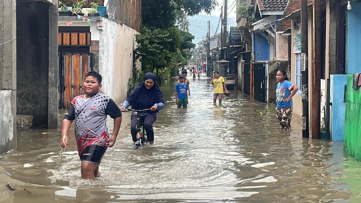Aktifitas Warga Komplek Cingcin Permata Indah (CPI), Desa Gandasari, Kecamatan Katapang, Kabupaten Bandung usai banjir menerjang komplek tersebut pada Senin (11/11). Foto Agi