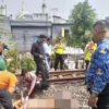 Aksi Tawuran di Duren Sawit, 1 Orang Tewas Akibat Tertabrak Kereta Api Satu orang tewas tertabrak kereta api saat tawuran di Duren Sawit, Jakarta Timur. (Foto/ANTARA)