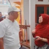 Cawalkot Dikdik Suratno Nugrahawan saat Mengunjungi Rumah Warga yang Terdampak Bencana Hujan Angin Cimahi (mong)
