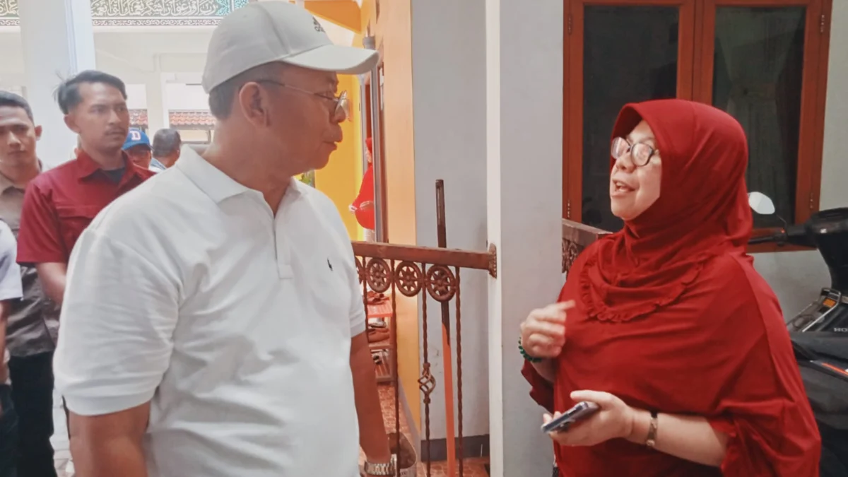 Prihatin dengan Bencana Hujan Angin di Cimahi, Cawalkot Dikdik S Nugrahawan Siapkan Program Tanggap Darurat Cawalkot Dikdik Suratno Nugrahawan saat Mengunjungi Rumah Warga yang Terdampak Bencana Hujan Angin Cimahi (mong)