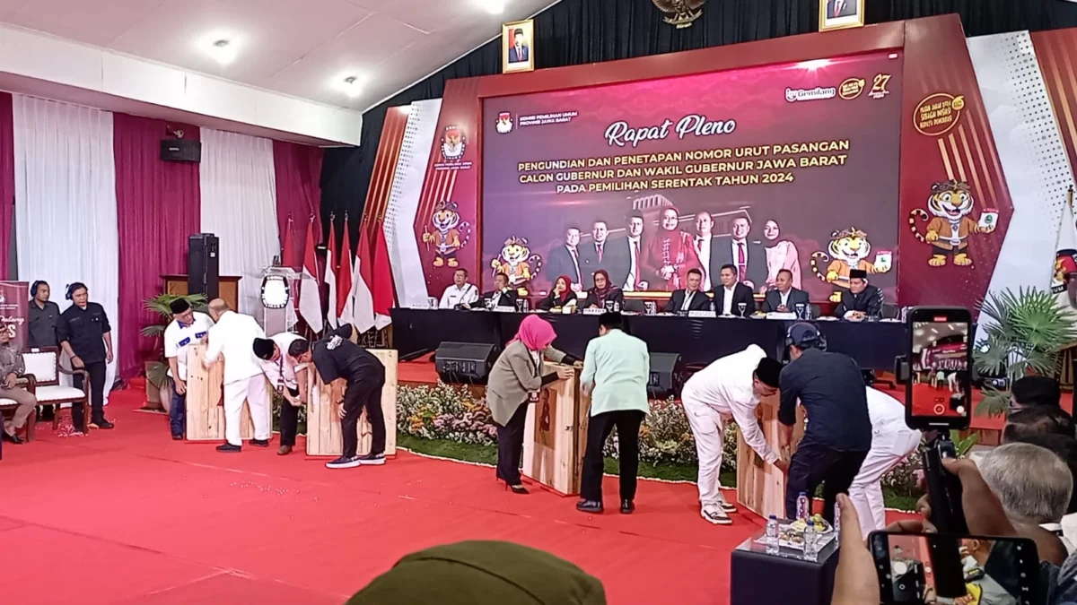 Dok. 4 Paslon Gubernur Jabar 2024-2029 saat pembagian nomor urut. Foto. Sandi Nugraha.
