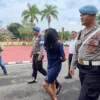 Selebgram DFA saat digiring oleh petugas Polresta bandung di Mapolresta Bandung, Soreang, Kabupaten Bandung, Senin (11/11). Foto Agi