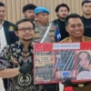 Kepala Diskominfotik KBB, Yoppie Indrawan saat menghadiri gelar perkara kasus judi online di Polres Cimahi. Dok istimewa