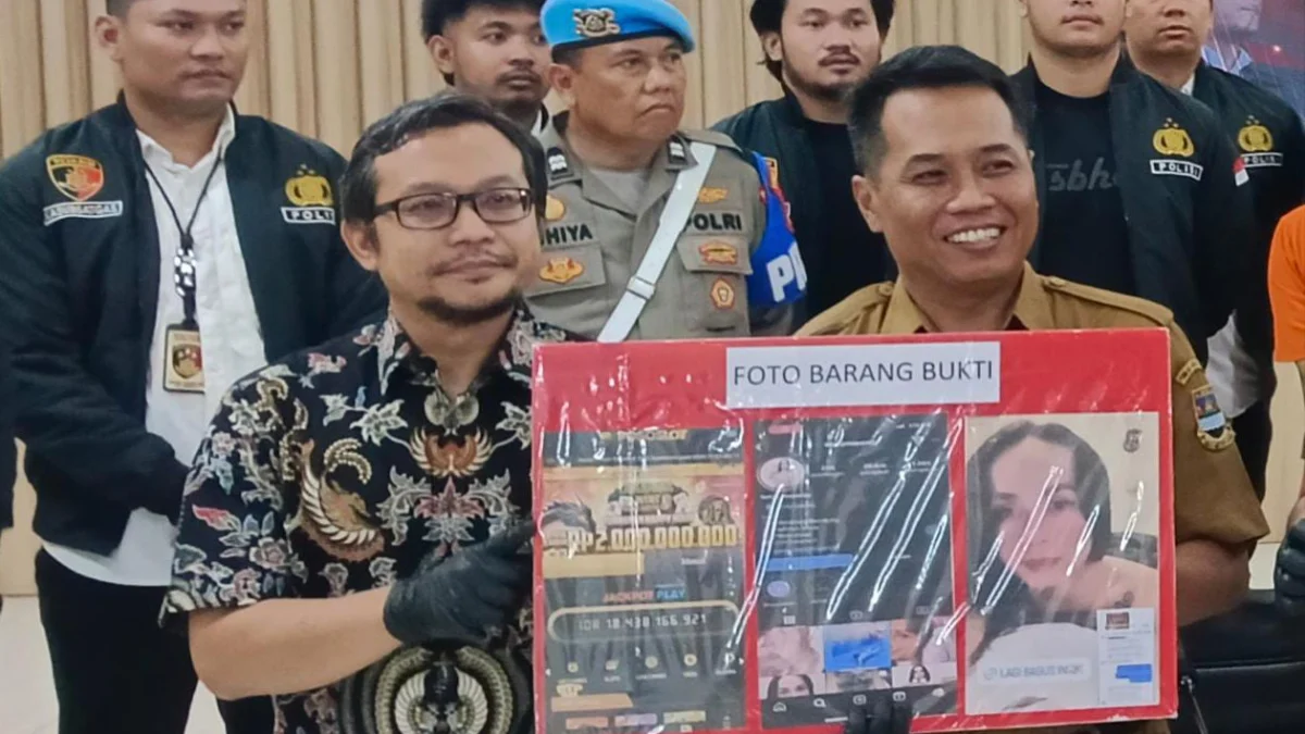 Komitmen Diskominfotik Bandung Barat Berantas Judi Online Kepala Diskominfotik KBB, Yoppie Indrawan saat menghadiri gelar perkara kasus judi online di Polres Cimahi. Dok istimewa