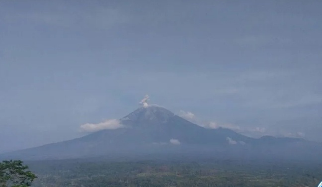 Gunung Semeru yang erupsi pada Minggu (10/11/2024) pukul 06.27 WIB. (foto/ANTARA)