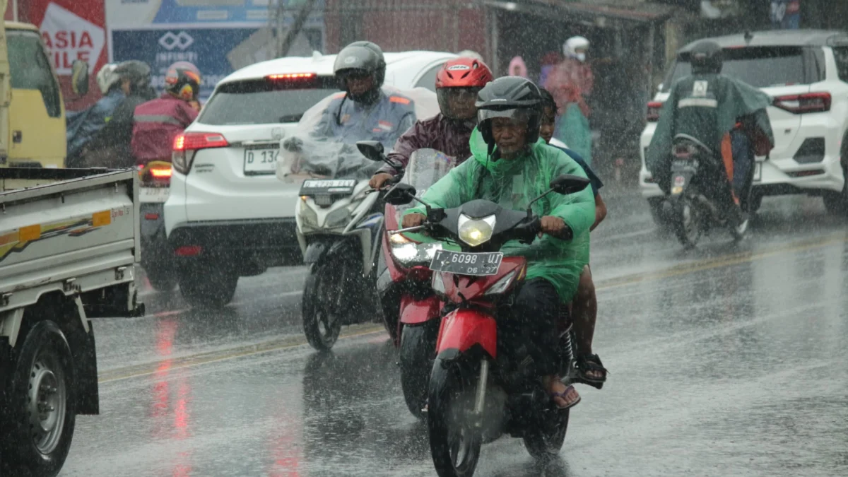 BMKG Peringatkan 19 Daerah di Jawa Barat Waspadai Potensi Hujan Lebat dan Bencana Hidrometeorologi Ilustrasi: Sejumlah pengendara bermotor tengah diguyur hujan di jalan Raya Cinunuk, Kecamatan Cileunyi, Kabupaten Bandung. (Jabar Ekspres)