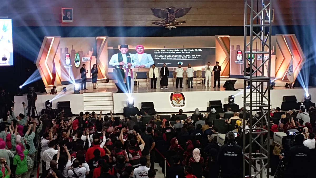 Riuh, Pendukung 4 Paslon Jabar Saling Lempar Yel-yel di Debat Perdana Gubernur Jabar 2024 Ist. Sorak Pendukung 4 paslon Gubernur Jabar saling lempar yel-yel sebelum debat dimulai. Senin (11/11). Foto. Sandi Nugraha.