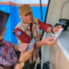 Petugas P3DW Kota Banjar memperlihatkan barcode pembayaran kepada salah satu wajib pajak kendaraan bermotor yang akan membayar pajak, Selasa 12 November 2024. (Cecep Herdi/Jabar Ekspres)
