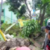 Pj Wali Kota Cimahi, Dicky Saromi saat Meninjau SDN Baros Mandiri 4 yang Tertimpa Pohon Usai Hujan Badai di Cimahi (mong)
