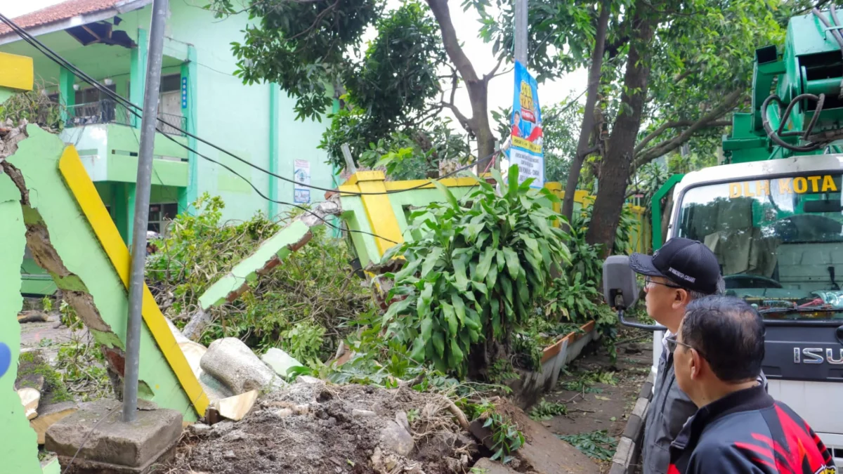 Fasilitas Publik di Cimahi Alami Kerusakan Akibat Hujan dan Angin Kencang, Ini Kata BPBD Pj Wali Kota Cimahi, Dicky Saromi saat Meninjau SDN Baros Mandiri 4 yang Tertimpa Pohon Usai Hujan Badai di Cimahi (mong)