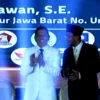 Calon Gubernur Jawa Barat Dedi Mulyadi tampil tidak biasa dalam debat publik yang digelar KPU Jabar, Senin (11/11). Ia tak memakai ikat kepala seperti biasa, tapi malah menonjolkan rambut bergaya jambul.