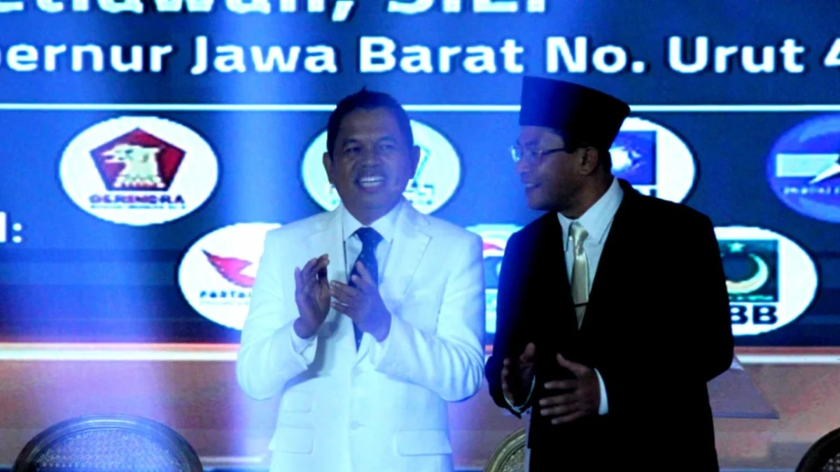 Calon Gubernur Jawa Barat Dedi Mulyadi tampil tidak biasa dalam debat publik yang digelar KPU Jabar, Senin (11/11). Ia tak memakai ikat kepala seperti biasa, tapi malah menonjolkan rambut bergaya jambul.
