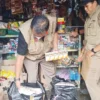 Petugas saat Merazia Rokok Ilegal yang Masih Dijual di Sejumlah Warung di Cimahi (mong)