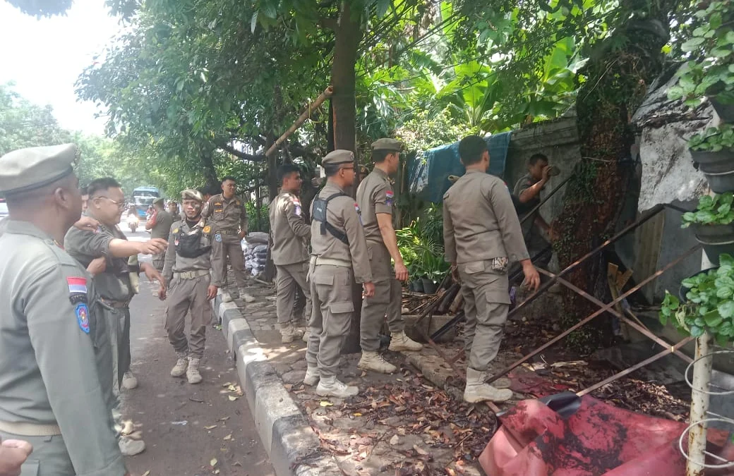 Satpol PP Kota Bandung Lakukan Penertiban Bangunan Liar dan PKL di Cibiru Personel gabungan Satpol PP Kota Bandung saat menertibkan sejumlah bangunan liar di kawasan Cibiru, pada Selasa (12/11).