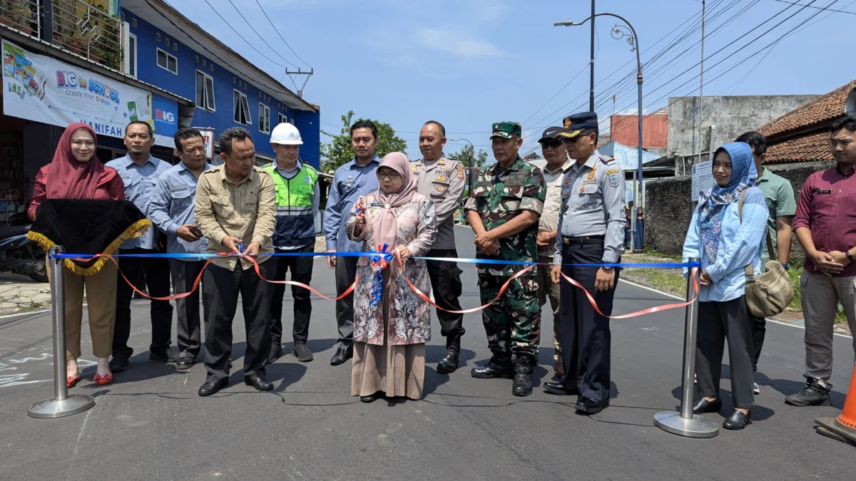 Jelang Habis Jabatan, Pj Wali Kota Banjar Resmikan Tiga Titik Pembangunan Pj Wali Kota Banjar Hj Ida Wahida Hidayati (tengah) akan menggunting pita bersama Kadis PUTR Kota Banjar Acep Daryanto dalam peresmian jalan Gerilya, Selasa 12 November 2024. (Cecep Herdi/Jabar Ekspres)