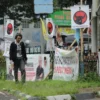 Ilustrasi: Alat Peraga Kampanye (APK) Parpol memenuhi ruas trotoar di kawasan Bunderan Cibiru, Kota Bandung, beberapa waktu lalu. (Dok. Jabar Ekspres)