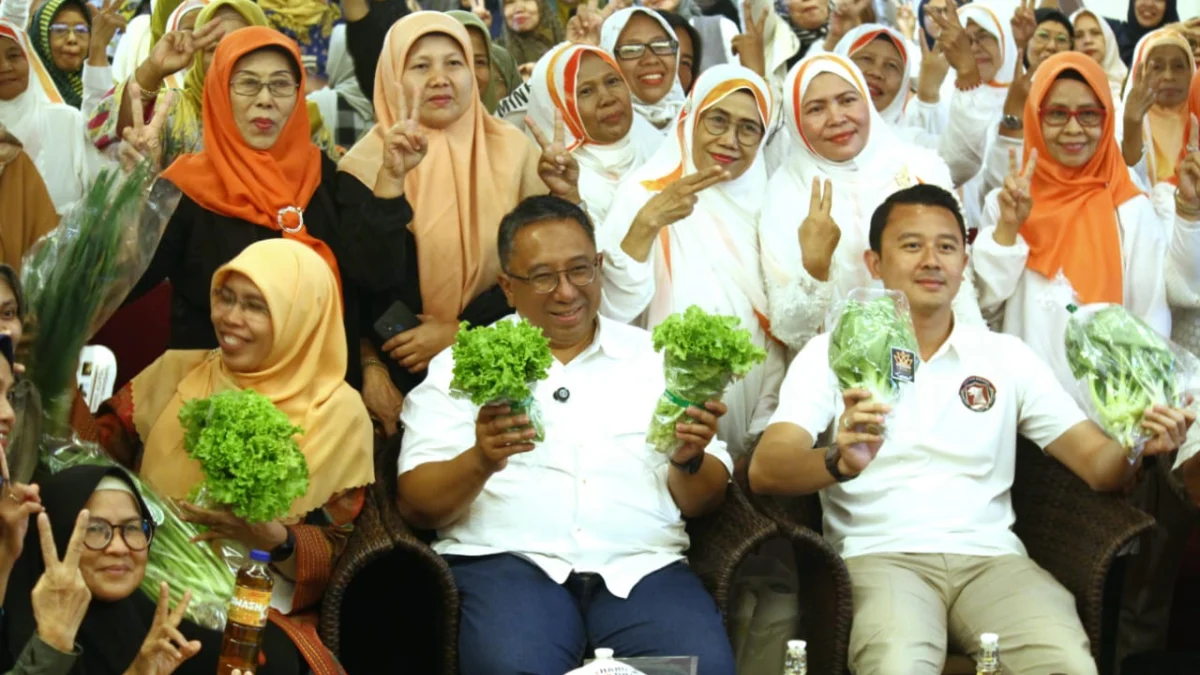 Paslon Haru - Dhani saat menunjukkan produk Buruan Sae warga Kota Bandung.