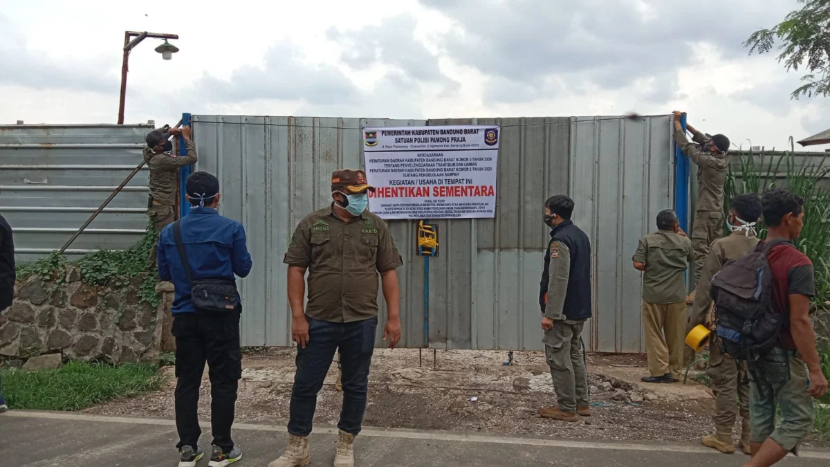 Tak Berizin dan Buang Limbah Sembarangan, PT Inti Daging Jaya di KBB Disegel Petugas gabungan terdiri dari Dinas Penanaman Modal dan Pelayanan Terpadu Satu Pintu (DPMPTSP), DLH, Satpol PP, TNI-Polri, dan sejumlah pihak terkait melakukan penyegelan di area pengolahan pakan ternak. Dok Satpol PP