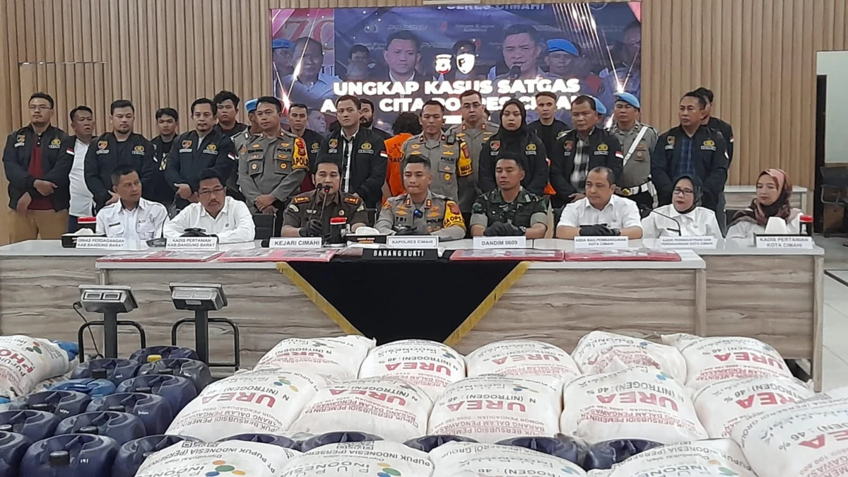 Rugikan Petani dan Masyarakat, Pelaku Penjualan Pupuk dan BBM Bersubsidi Dibekuk Polisi di Cimahi Polres Cimahi saat Ungkap Kasus Penjualan Pupuk dan BBM Bersubsidi (mong(
