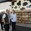 Menurut Menteri Koperasi, Budi Arie Setiadi, saat meninjau Koperasi Peternakan Bandung Selatan (KPBS) Pangalengan, Kabupaten Bandung, Kamis (14/11). (Agi / Jabar Ekspres)