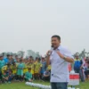 Cawagub Jabar Nomor Urut 4, Erwan Setiawan saat Membuka Kompetisi Sepak Bola Usia Dini di Lapangan Gunung Bohong, Kota Cimahi (Mong)