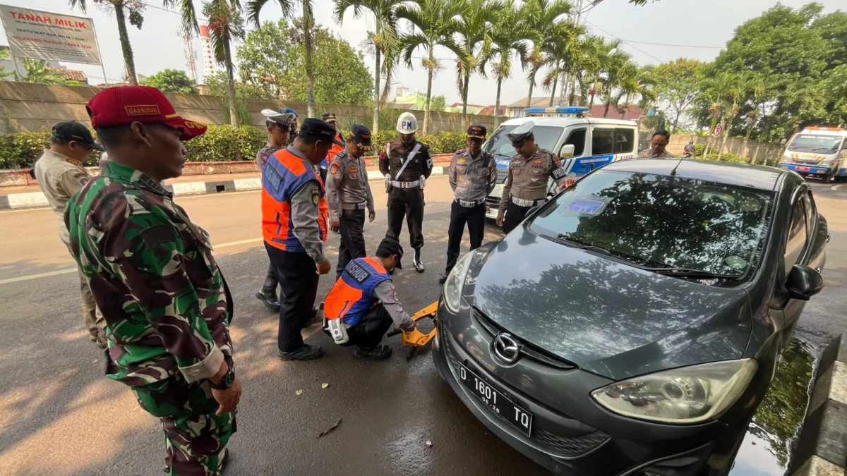 Gelar Razia Parkir Liar, Dishub Cimahi Gembok Kendaraan Bandel Dinas Perhubungan (Dishub) saat Merazia Sejumlah Kendaraan yang Parkir Sembarangan (Mong)