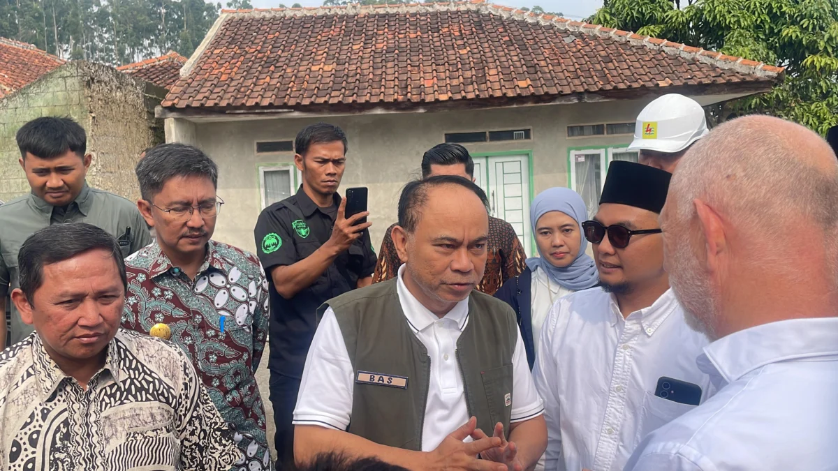 Menkop Budi Pastikan Ponpes Al-Ittifaq Jadi Bagian Distributor Program Makan Bergizi Gratis Menteri Koperasi dan UKM (Menkop) Budi Arie Setiadi menegaskan jika produk pangan yang ada di Pondok Pesantren Al-Ittifaq, Kecamatan Rancabali, Kabupaten Bandung bisa menjadi distributor untuk program Makan Bergizi Gratis (MBG). Foto Agi