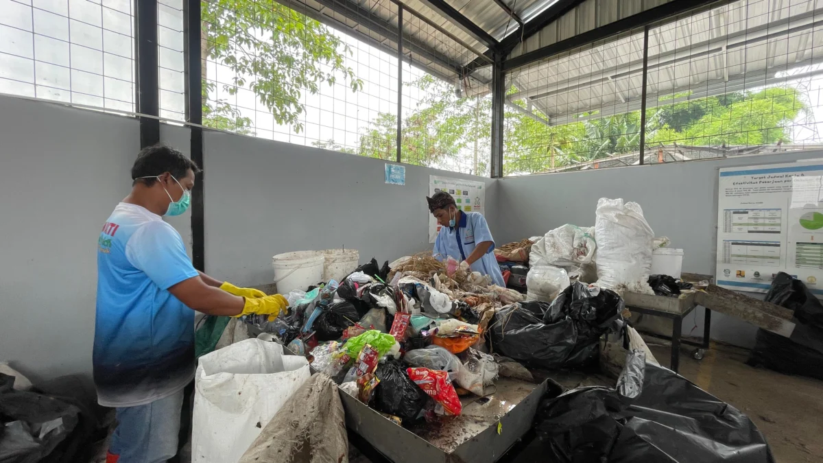 Indonesia-Australia Jalin Kerjasama Pengelolaan Limbah Mandiri Berbasis Ekonomi Sirkular di Desa Padamukti Petugas TPS3R di Desa Padamukti, Kecamatan Solokan Jeruk, Kabupaten Bandung saat melakukan pengolahaan sampah. Foto Agi