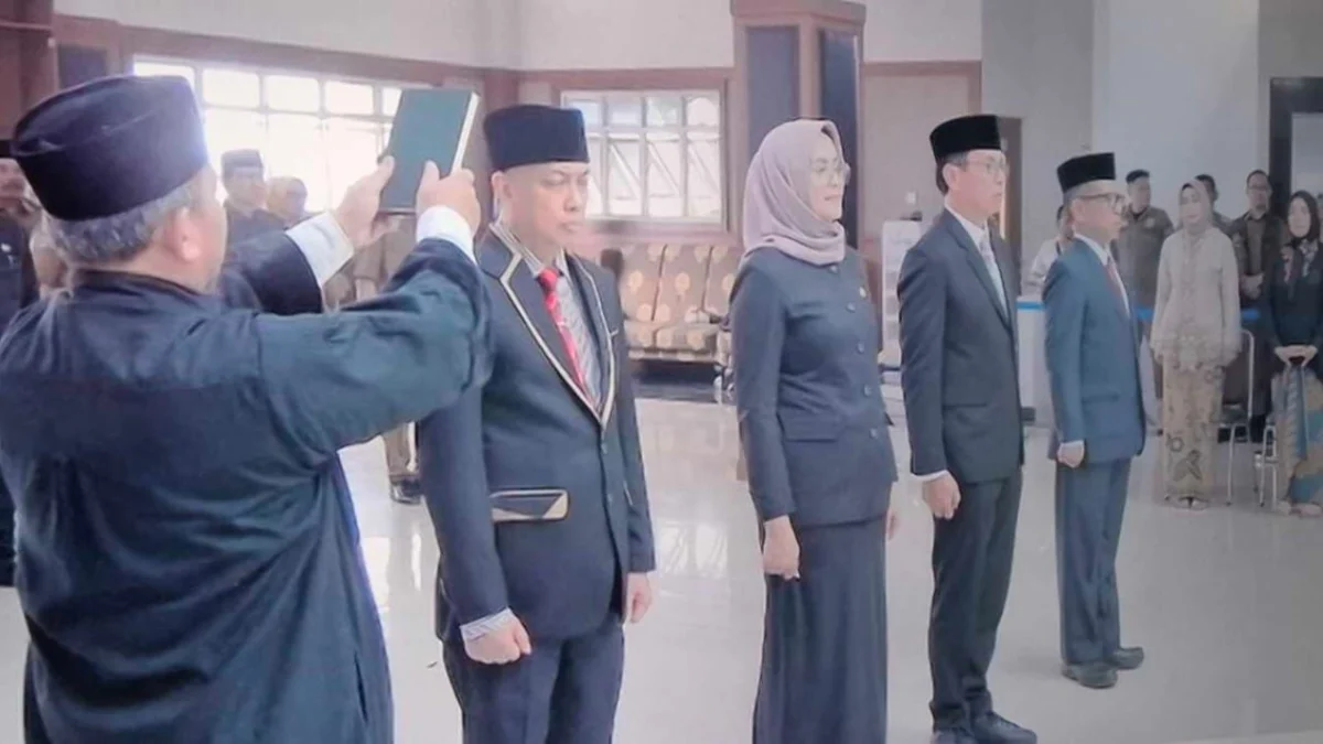 Dugaan Kongkalingkong dalam Proses Rotmut Pejabat Eselon II di Bandung Barat mpat pejabat JPTP Bandung Barat saat diambil sumpah jabatan dalam proses Rotmut pada 2 September 2024 lalu di Gedung Bupati KBB. Dok istimewa