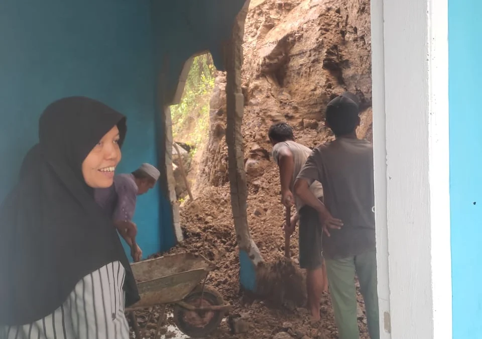 Tanah Longsor di Kabupaten Ciamis Rusak Satu Rumah Warga Satu rumah warga di Kabupaten Ciamis rusak akibat longsoran tanah yang terjadi pada Minggu 17 November 2024 dini hari. (Istimewa)
