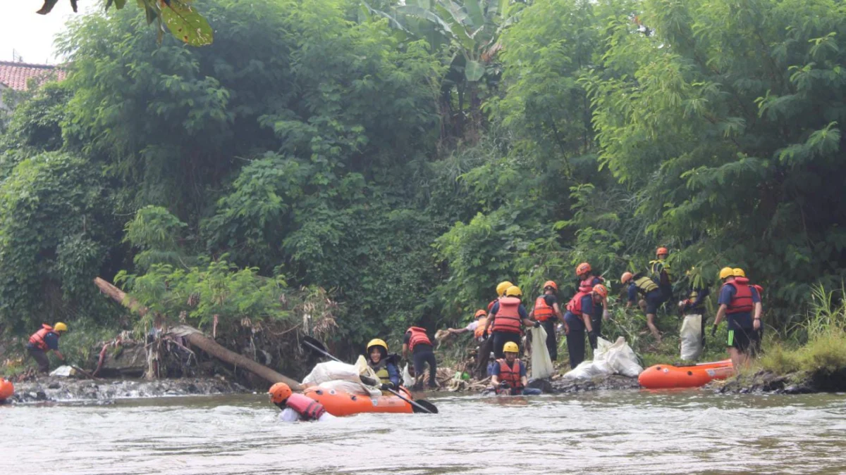 Praisindo Teknologi Terjunkan Karyawan Angkut Ratusan Kilogram Sampah hingga Tebar Benih Ikan di Sungai Ciliwung Bogor Jajaran karyawan dari PT Praisindo Teknologi saat melakukan aksi bersih-bersih Sungai Ciliwung. (Yudha Prananda / Jabar Ekspres)