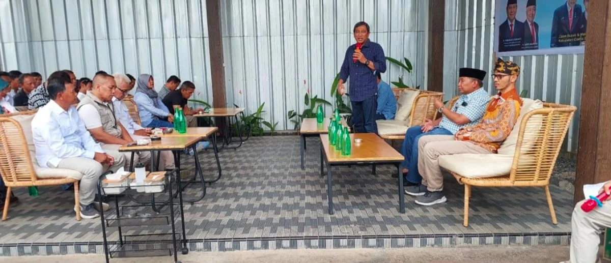 Siap Menangkan Paslon Badami, Tim Pemenangan Rokhmat Ardiyan beri Dukung Penuh Anggota DPR RI, Rokhmat Ardiyan (berdiri) memerikan dukungannya untuk Paslon Badami dalam Pilkada Banjar tahun 2024. (Cecep Herdi/Jabar Ekspres)