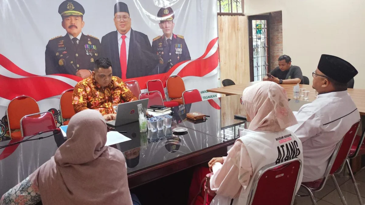 Bawaslu Kota Bogor Panggil Atang Trisnanto, Buntut Dugaan Pelanggaran Kampanye Kordiv Penanganan Pelanggaran dan Data Informasi Bawaslu Kota Bogor saat meminta keterangan Calon Wali Kota Bogor, Nomor Urut 2, Atang Trisnanto atas dugaan pelanggaran kampanye. (Yudha Prananda / Istimewa)