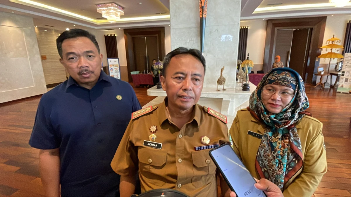 Soroti Pengawasan Pangan, Sekda Jabar Pastikan Makanan yang Dikonsumsi Pelajar Aman dan Sehat Sekretaris Daerah (Sekda) Jawa Barat, Herman Suryatman, bersama Kepala Balai Besar Pengawasan Obat dan Makanan (BPOM) Bandung, I Made Bagus Gerametta saat ditemui di Soreang, Senin (18/11). Foto Agi