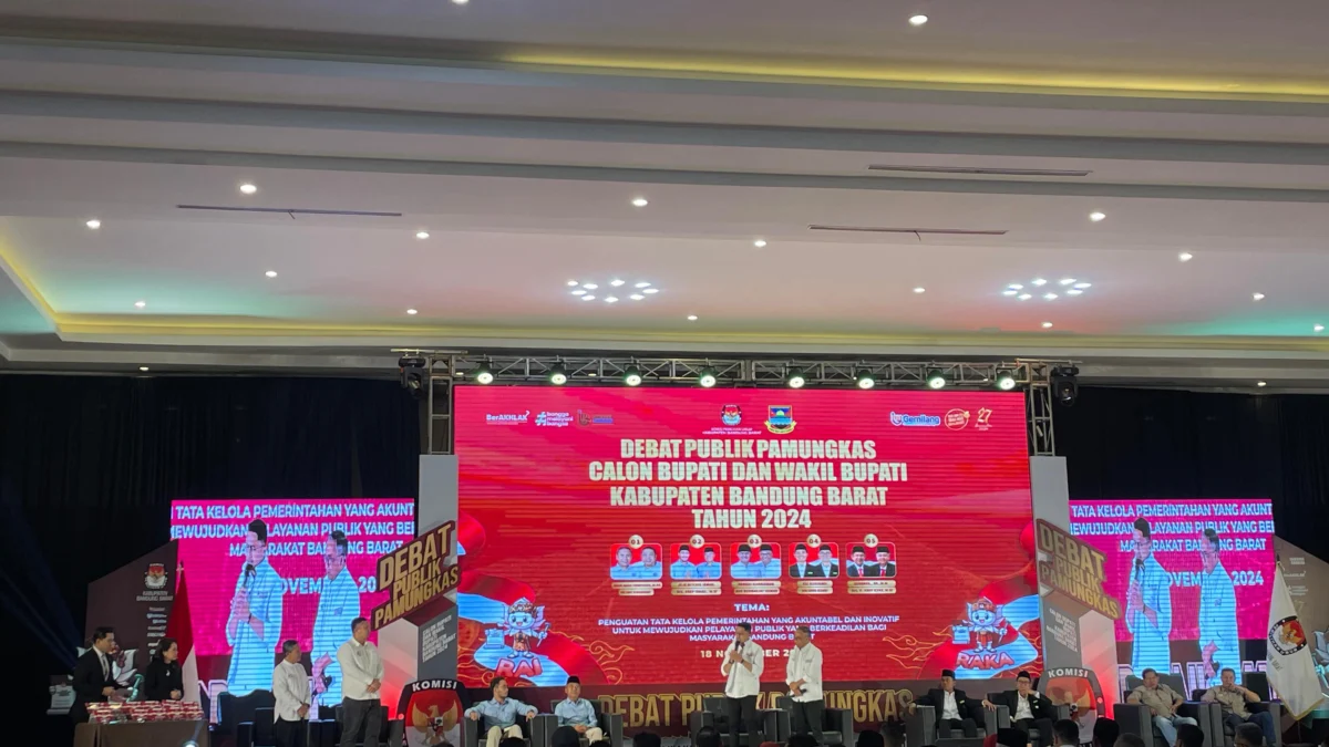 Debat Kedua Pamungkas Pilbup KBB, 5 Paslon Paparkan Jawaban dari Panelis Paslon 1 dan 3 saat memberikan jawaban yang ditanyakan panelis. Senin (18/11). Dok Jabar Ekspres