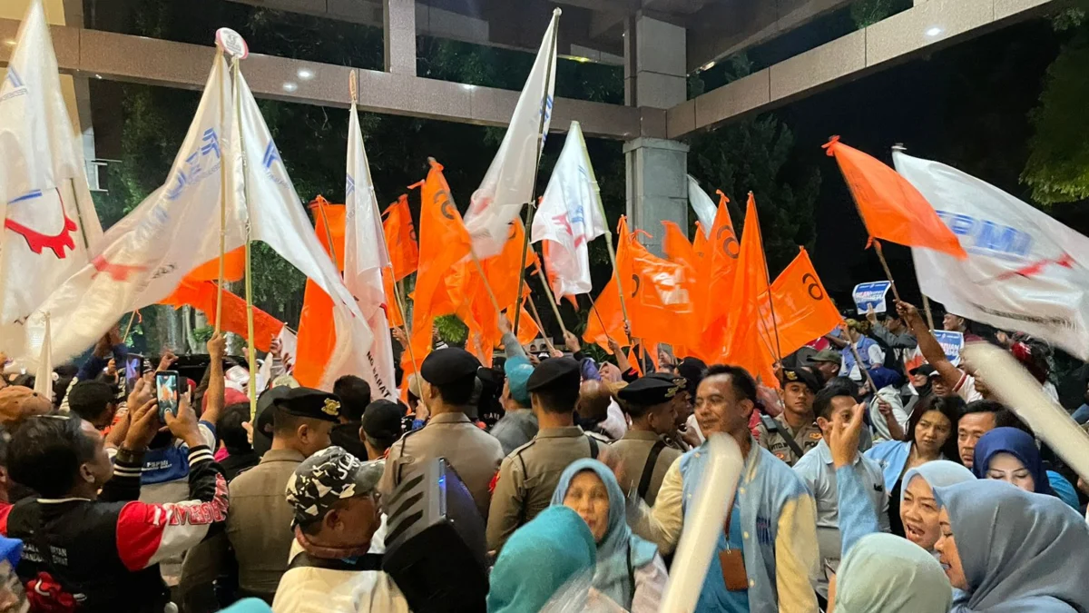 Meriahkan Debat Pilbup KBB, Pendukung Paslon Bersaing Serukan Yel-Yel Sejumlah paslon cabup-cawabup KBB saling adu yel-yel di lokasi debat kedua Pilkada 2024. Senin (18/11). Dok Jabar Ekspres