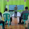 Tim Dosen ITB saat memberikan pelatihan manajemen usaha budidaya ikan dan pengolahan produk berbasis ikan yang ramah lingkungan guna mengurangi beban pencemaran di kawasan Sungai Citarum.